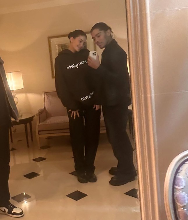 Kylie Jenner takes mirror selfie with hairstylist Jesus Guerrero