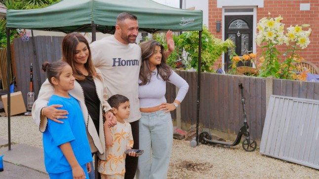 Sort Your Life Out with Stacey Solomon S5,25-02-2025,3,Leila, Sheeny, Ethan, Sohan, Milly,The Apabhai-Heer family outside their house. **IMAGE MUST NOT BE CROPPED, TO ONLY BE USED IN ITS INTENDED AND FULL FORM**,Optomen Television,Screengrab