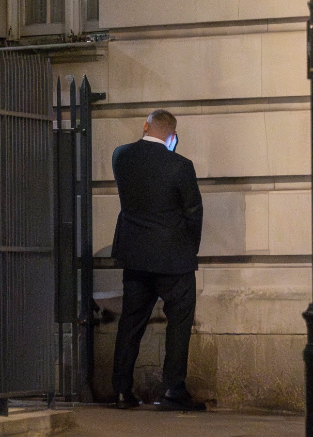 29 March 2025 - EXCLUSIVE. Wayne Rooney gets caught short as he takes a wee up against a wall whilst in view of passersby on a night out in London. Wayne was seen having a night out on the town with the lads as they spent a few hours at The Nest Rooftop bar in Marylebone followed by a dinner and more drinks at Novikov in Mayfair leaving around 2am. Credit: GoffPhotos.com Ref: KGC-102/320/441 **Exclusive to GoffPhotos.com**