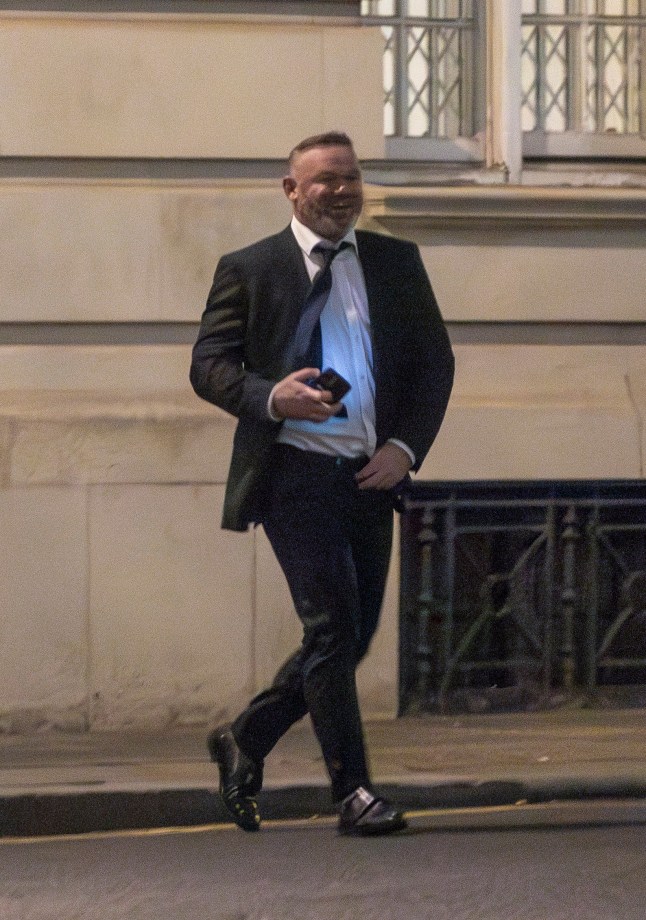 29 March 2025 - EXCLUSIVE. Wayne Rooney gets caught short as he takes a wee up against a wall whilst in view of passersby on a night out in London. Wayne was seen having a night out on the town with the lads as they spent a few hours at The Nest Rooftop bar in Marylebone followed by a dinner and more drinks at Novikov in Mayfair leaving around 2am. Credit: GoffPhotos.com Ref: KGC-102/320/441 **Exclusive to GoffPhotos.com**