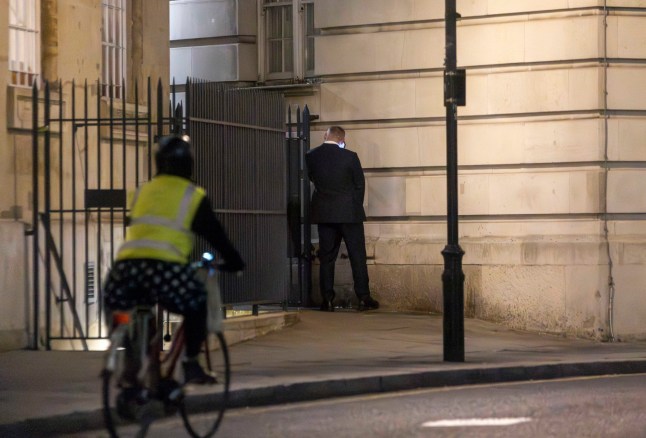29 March 2025 - EXCLUSIVE. Wayne Rooney gets caught short as he takes a wee up against a wall whilst in view of passersby on a night out in London. Wayne was seen having a night out on the town with the lads as they spent a few hours at The Nest Rooftop bar in Marylebone followed by a dinner and more drinks at Novikov in Mayfair leaving around 2am. Credit: GoffPhotos.com Ref: KGC-102/320/441 **Exclusive to GoffPhotos.com**