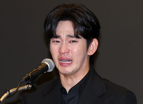 Korean actor Kim Soo-hyun crying during a press conference