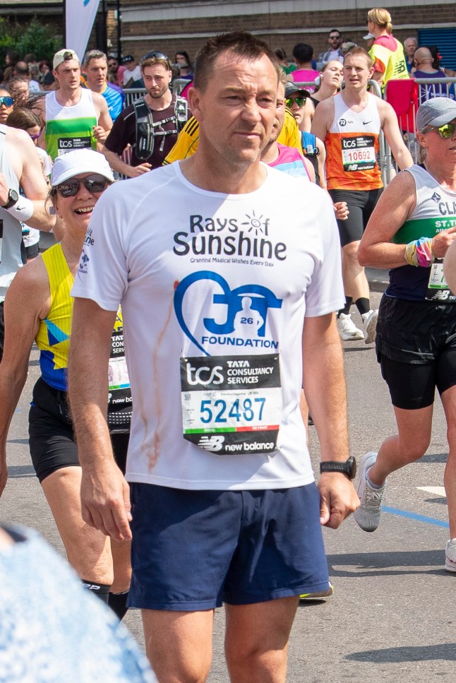 27 April 2025. Celebrities are seen running the London Marathon 2025. Pictured, John Terry struggling at mile 21 Credit: GoffPhotos.com Ref: KGC-102