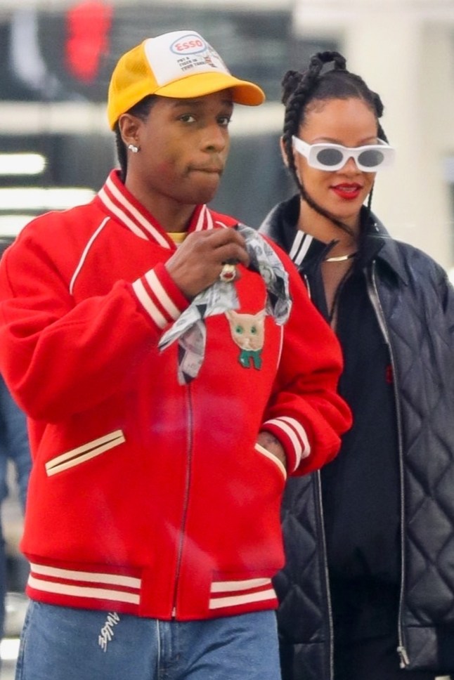 New York, NY - Rihanna and boyfriend ASAP Rocky enjoy some retail therapy in Soho. Pictured: Rihanna, ASAP Rocky BACKGRID USA 2 DECEMBER 2021 BYLINE MUST READ: BlayzenPhotos / BACKGRID USA: +1 310 798 9111 / usasales@backgrid.com UK: +44 208 344 2007 / uksales@backgrid.com *UK Clients - Pictures Containing Children Please Pixelate Face Prior To Publication*