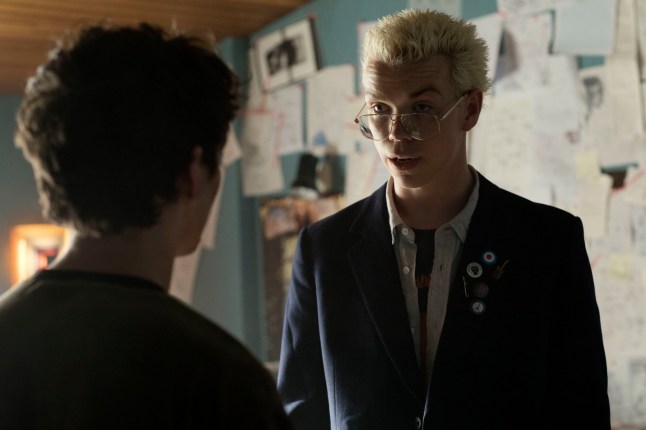 Fionn Whitehead as Stefan Butler with his back to the camera as he speaks to Will Poulter as Colin Ritman in Black Mirror: Bandersnatch